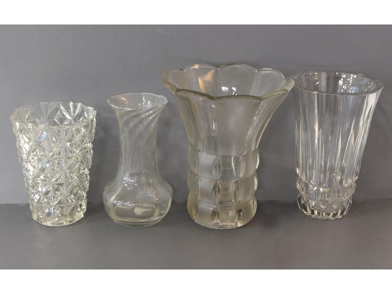 QUATRE VASES en cristal et verre moulé pressé...