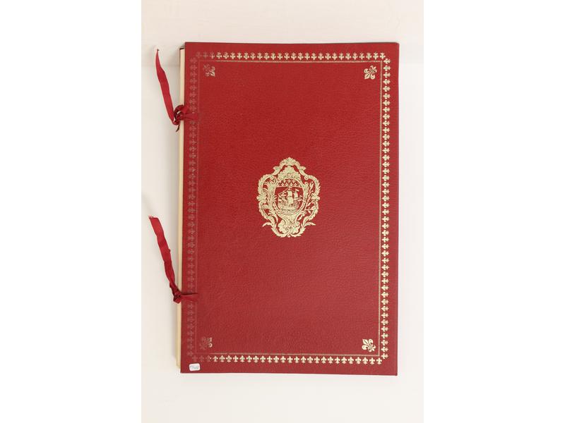 GRANDE RELIURE rouge en simili cuir contenant...