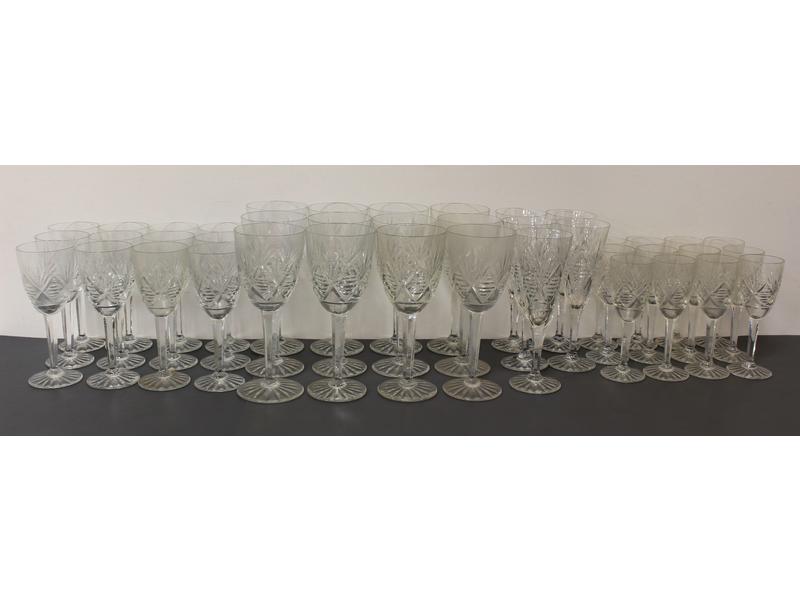PARTIE DE SERVICE DE VERRES en cristal taillé...