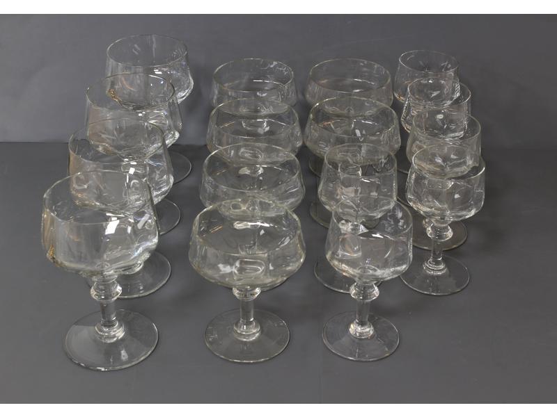 PARTIE DE SERVICE DE VERRES à pied en verre...
