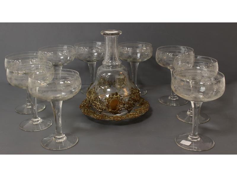 NEUF COUPES à champagne en cristal taillé...