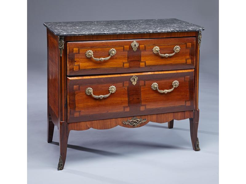 PETITE COMMODE arbalète en placage d'acajou...