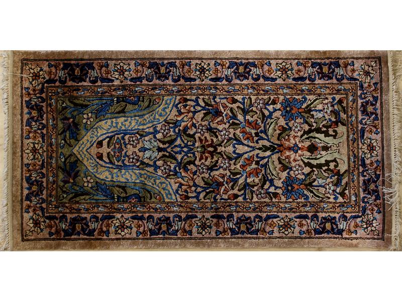 PETIT TAPIS de prière en laine à décor d'un...