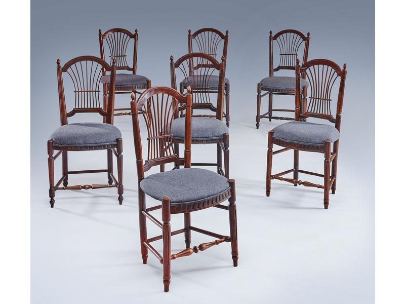 SUITE DE SEPT CHAISES en bois teinté à dossier...