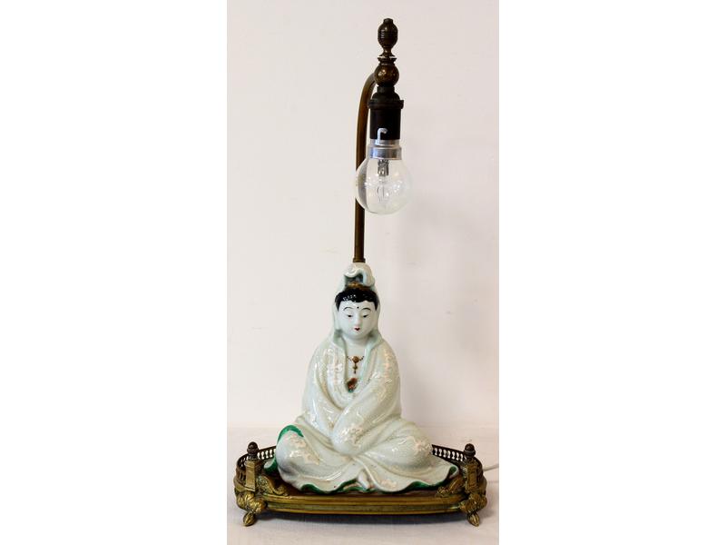 LAMPE de chevet formée d'une statuette en...