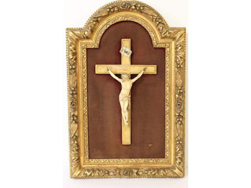 CRUCIFIX en ivoire sculpté, de la fin du...