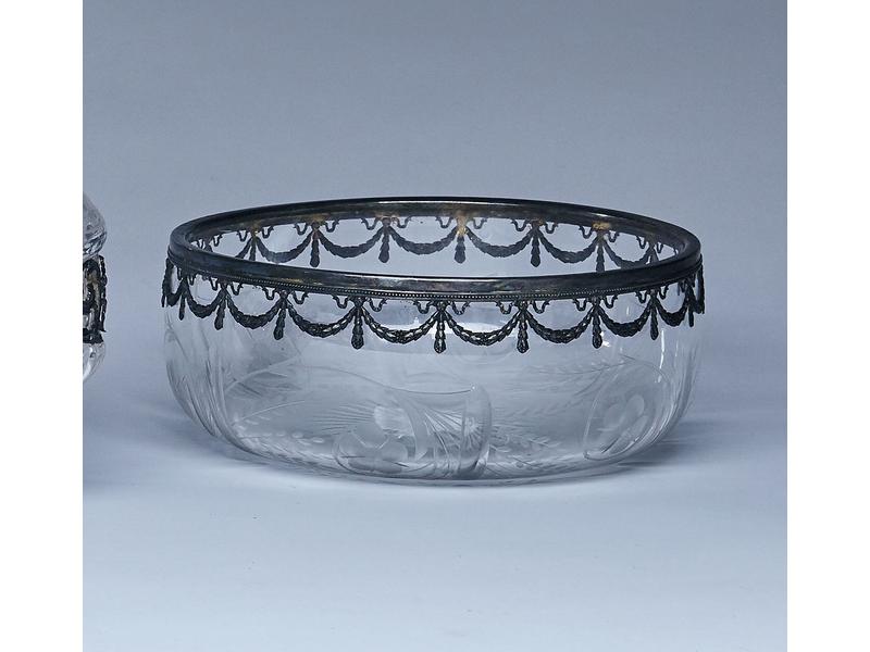 COUPE ronde en cristal taillé à décor d'entrelacs...