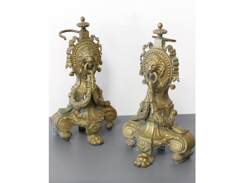 PAIRE DE CHENETS en bronze de forme balustre...