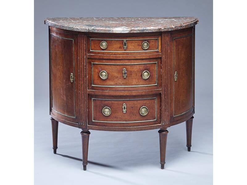 COMMODE DEMI-LUNE en acajou et placage d'acajou,...