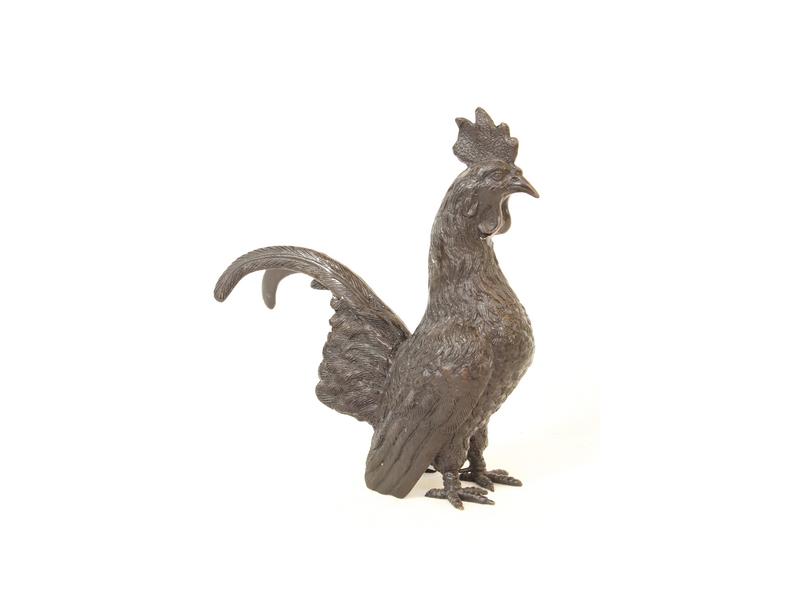 COQ dressé en bronze à patine brune.