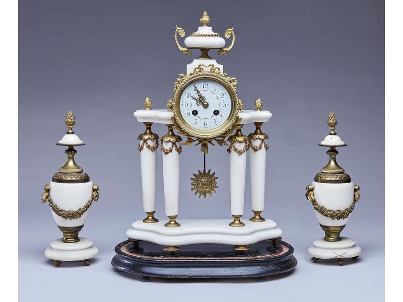 GARNITURE DE CHEMINÉE en marbre blanc et...