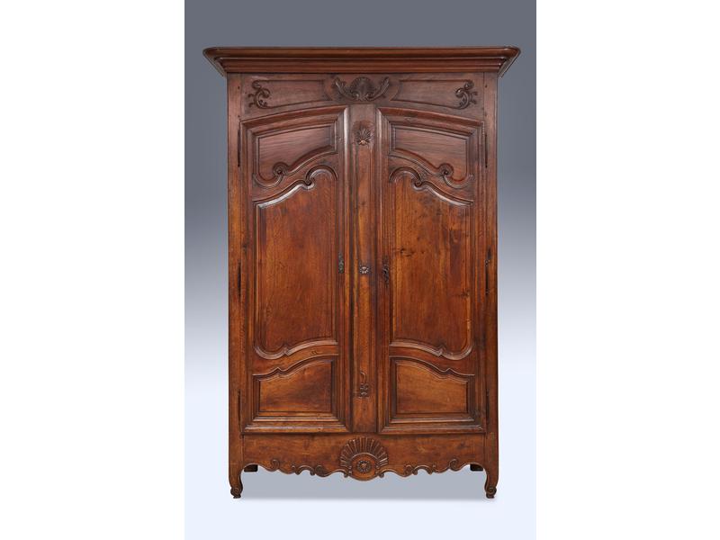 ARMOIRE en noyer mouluré et sculpté de coquilles...