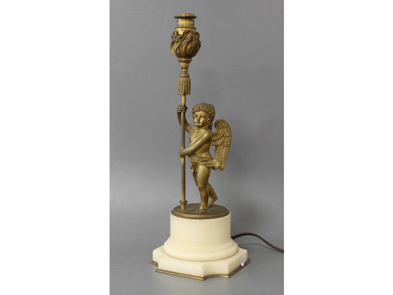 LAMPE en bronze doré, le fût à décor d'un...