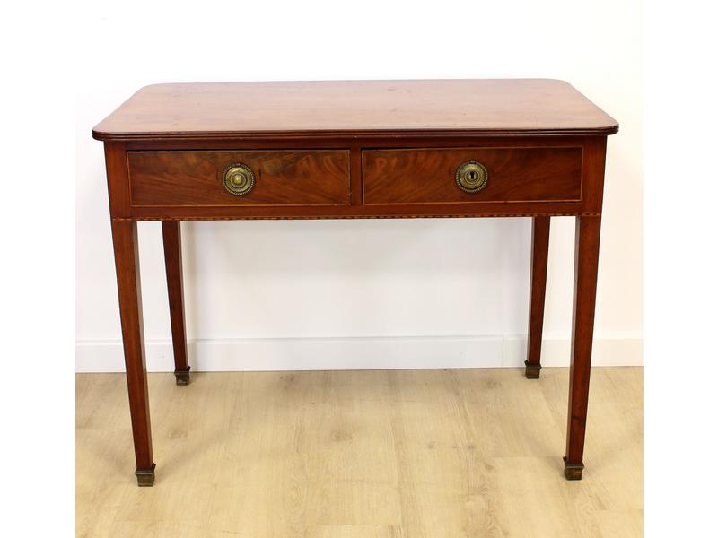 PETIT BUREAU PLAT en acajou et placage d'acajou...