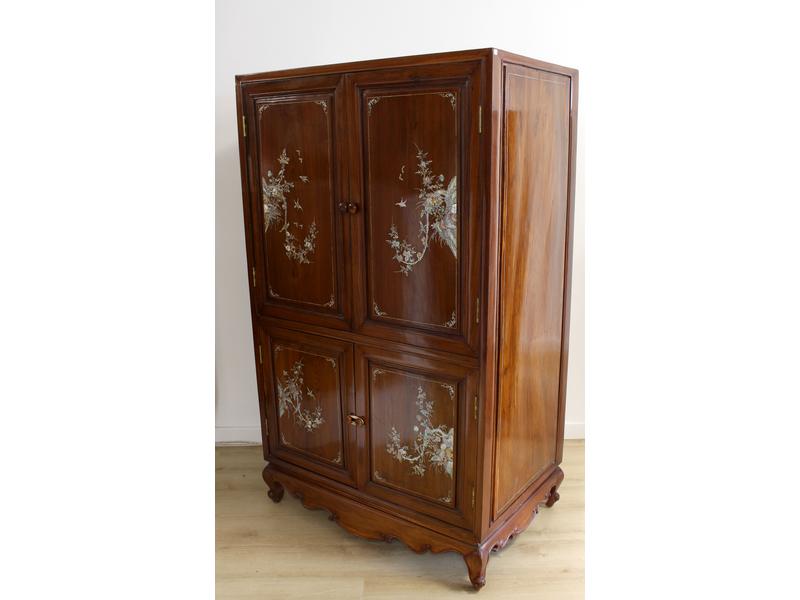 ARMOIRE EN CABINET en bois exotique ouvrant...