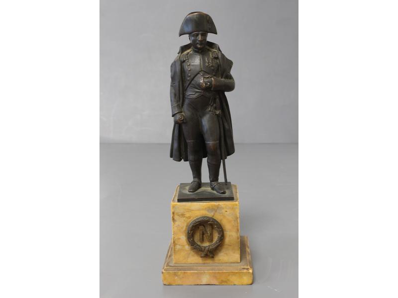 NAPOLÉON BONAPARTE en bronze à patine brune...