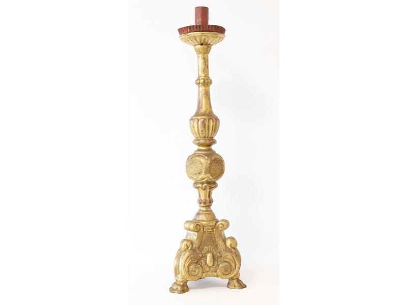 PIQUE-CIERGE en bois doré et sculpté, de...