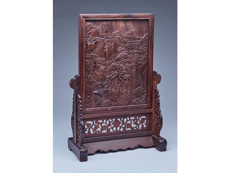 ÉCRAN DE TABLE en bois de rose à décor sculpté...