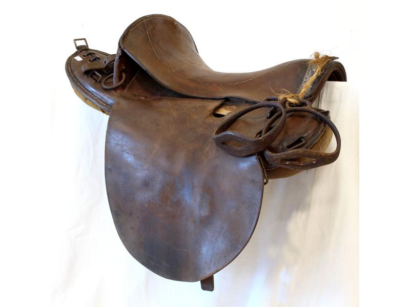 SELLE DE CHEVAL en cuir probablement de colonel...