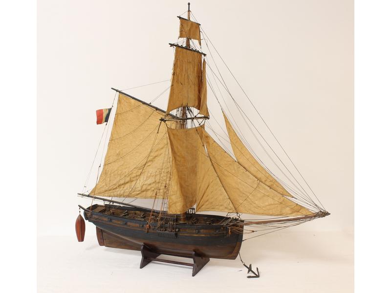 MAQUETTE de voilier en bois, 14 canons et...