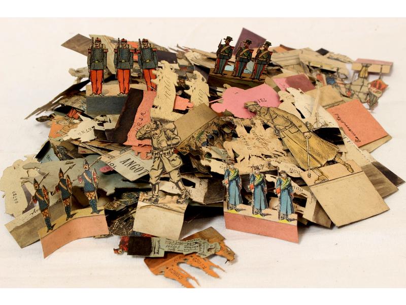 FORT LOT DE FIGURINES militaires lithographiées...