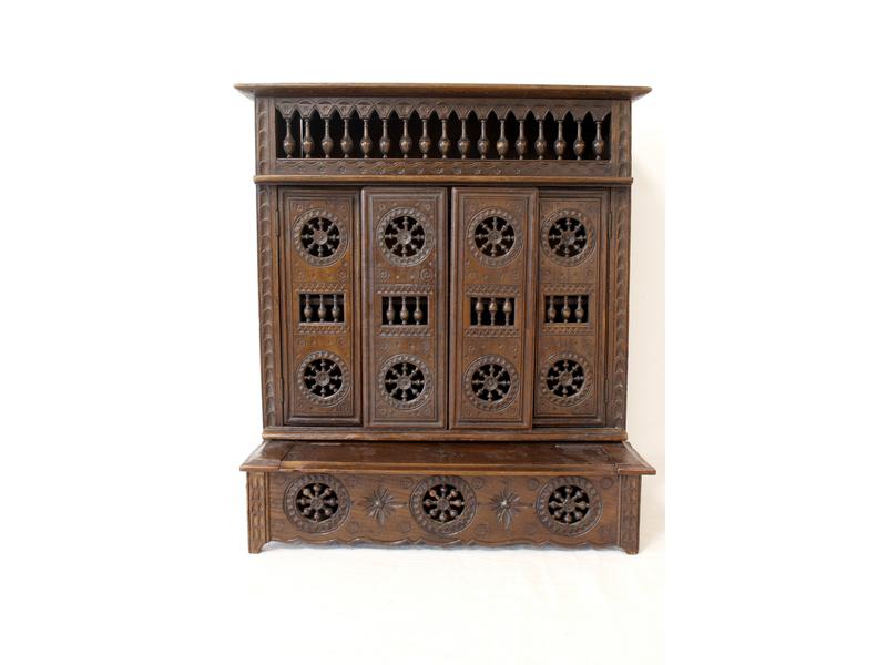 MOBILIER DE POUPÉE BRETON comprenant un lit-clos...