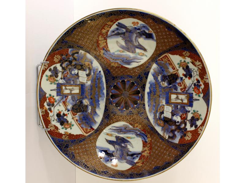 GRAND PLAT rond en porcelaine à décor Imari...