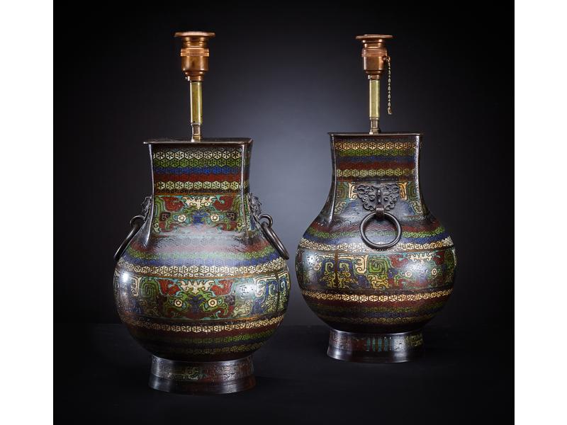 PAIRE DE VASES balustres, à col carré, en...