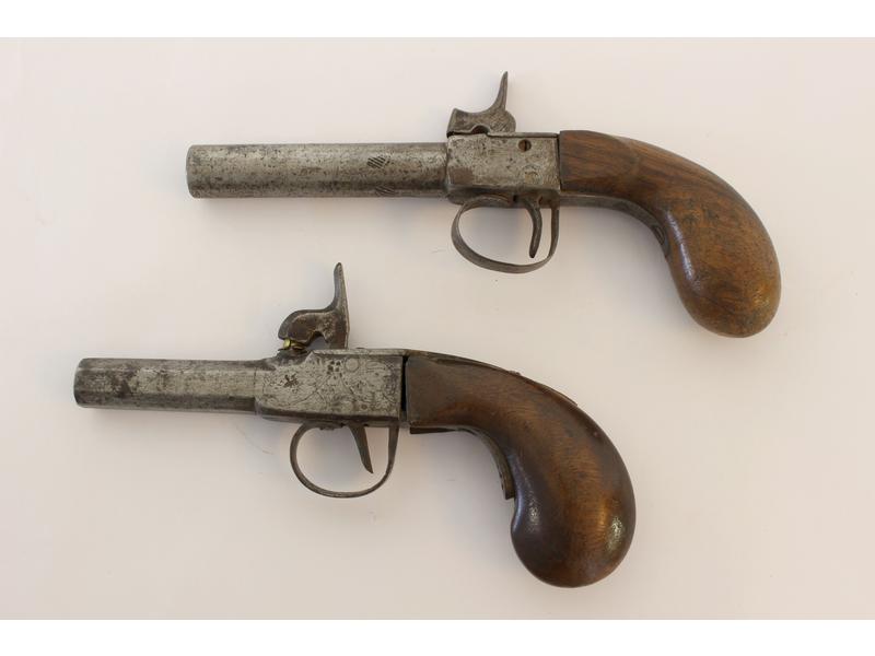 DEUX PISTOLETS à coffre à percussion, un...
