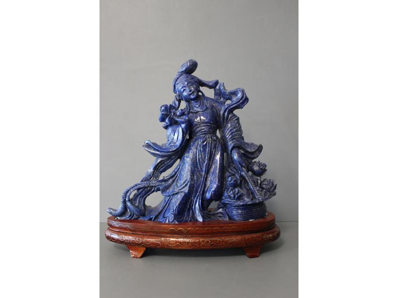 SCULPTURE en lapis lazuli représentant une...
