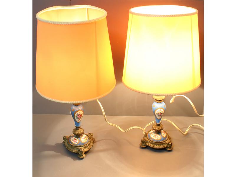 PAIRE DE PETITES LAMPES de forme balustre...