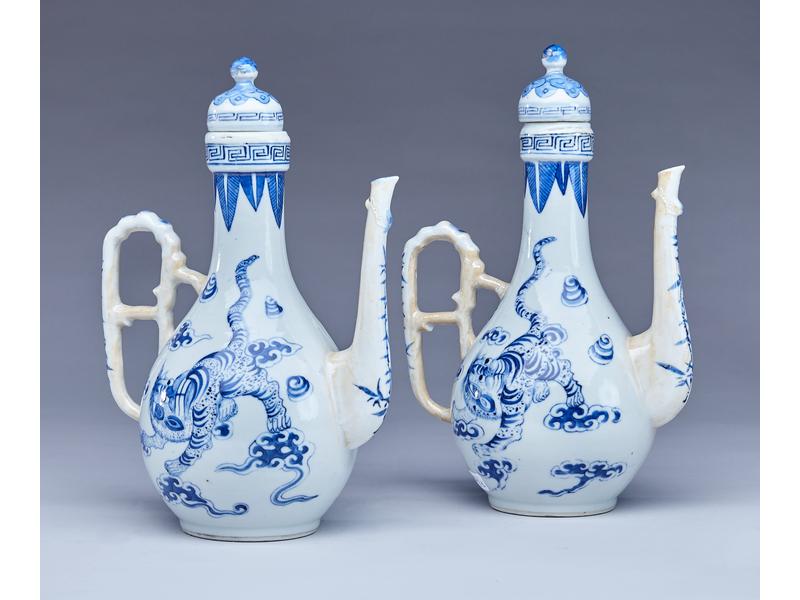 PAIRE D'AIGUIÈRES en porcelaine d'Arita en...