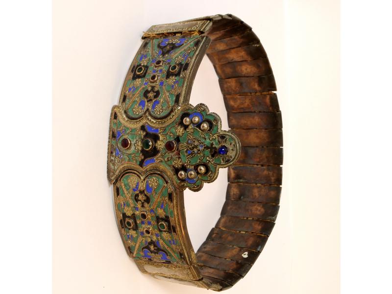 CEINTURE en bronze émaillé polychrome à motifs...