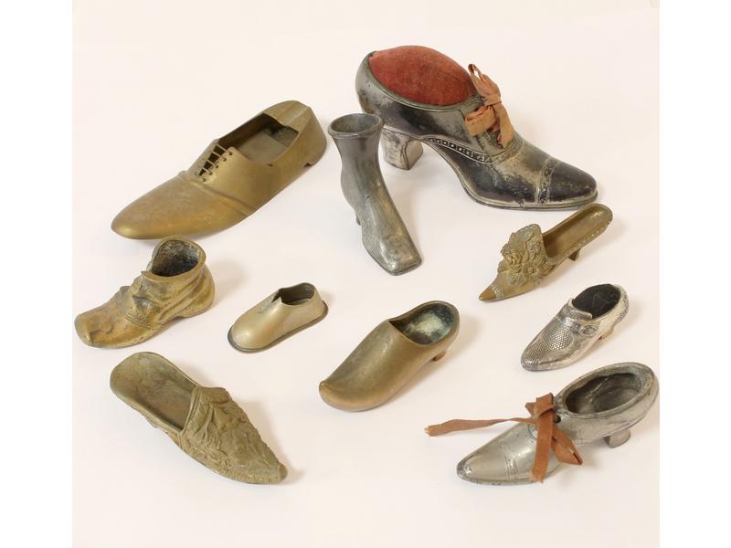 COLLECTION DE 10 SOULIERS ou CHAUSSURES divers...