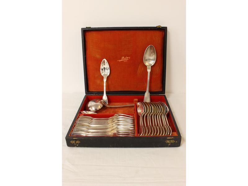 MÉNAGÈRE en métal argenté, modèle à filets...