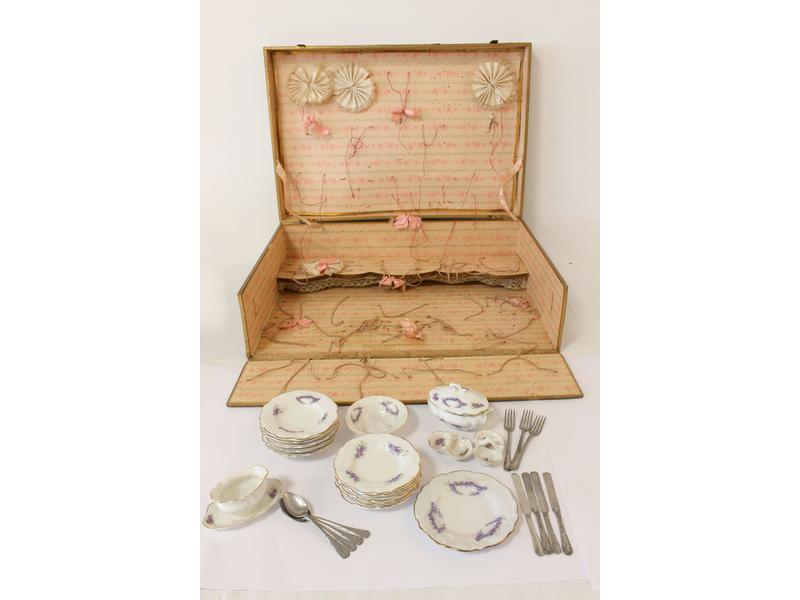 DÎNETTE de poupée en porcelaine à décor de...