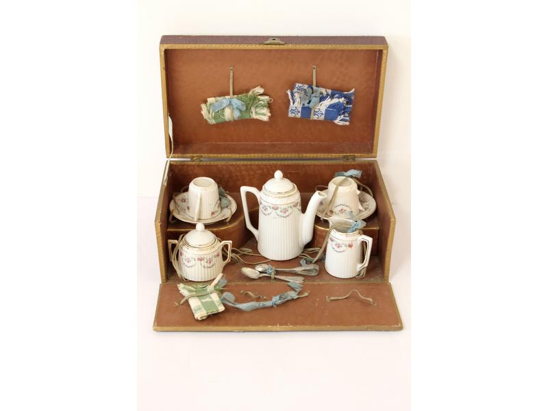 PETIT SERVICE À THÉ de poupée en porcelaine...