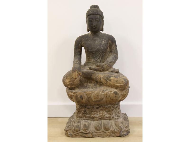 BOUDDHA en grès sculpté en postition bhumisparsa...