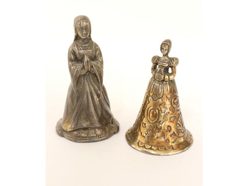 DEUX CLOCHES DE TABLE en bronze figurant...