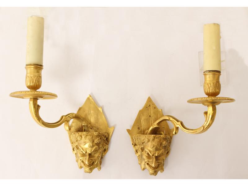 PAIRE D'APPLIQUES à un bras de lumière en...