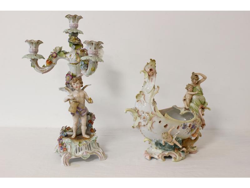 COUPE en forme de nautile en porcelaine émaillée...