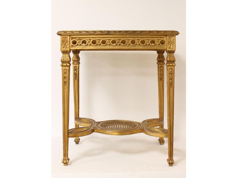 PETITE TABLE DE MILIEU en bois sculpté et...