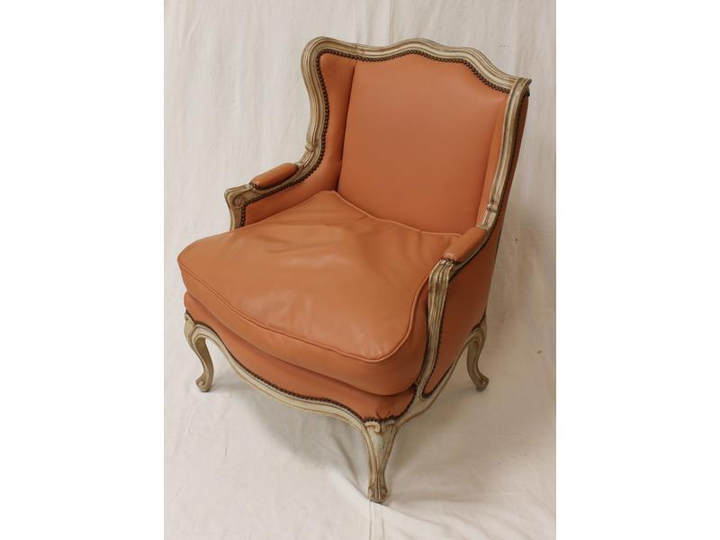 BERGÈRE à oreilles en hêtre mouluré et laqué...