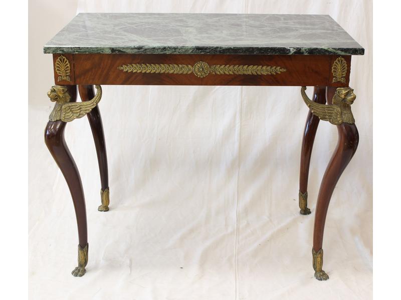 TABLE DE MILIEU en acajou et placage d'acajou...