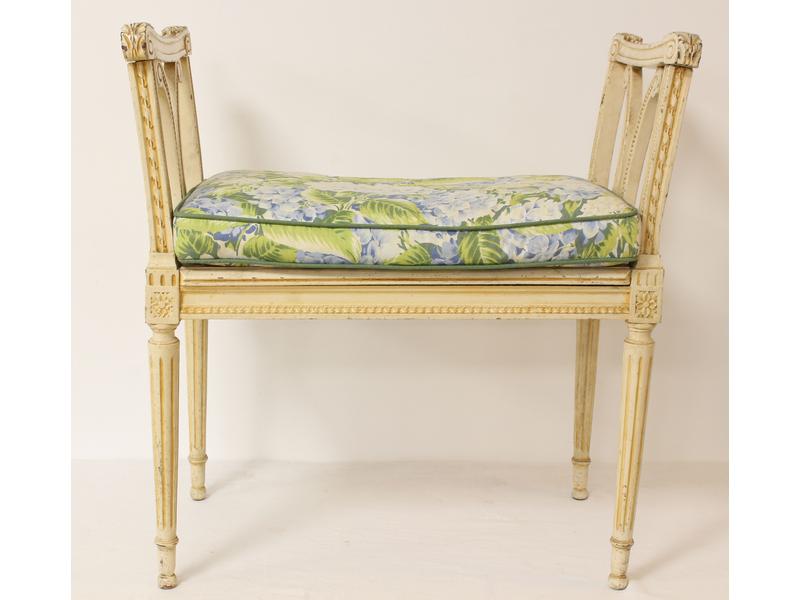 TABOURET à chevets ajourés, en hêtre laqué...