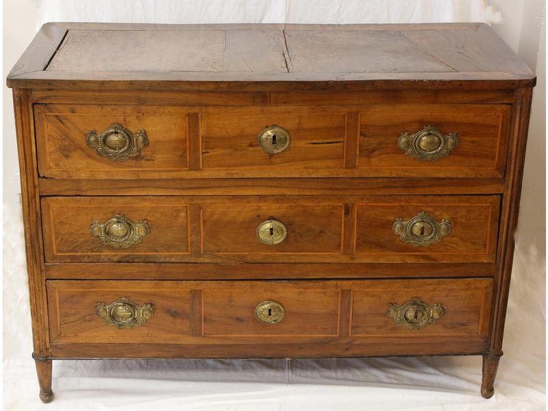 COMMODE rectangulaire en noyer et filets...