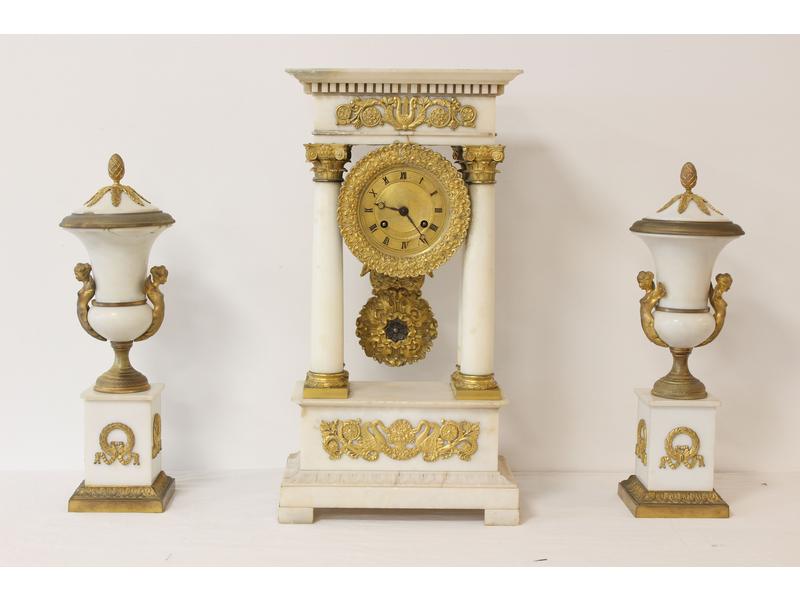 GARNITURE DE CHEMINEE en marbre blanc et...