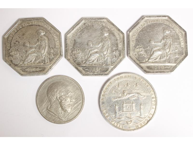 CINQ JETONS en argent: