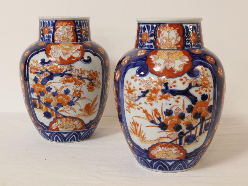 PAIRE DE VASES de forme balustre en porcelaine...