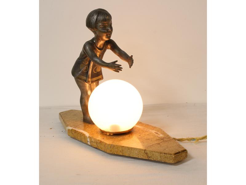PETITE LAMPE de table en régule représentant...